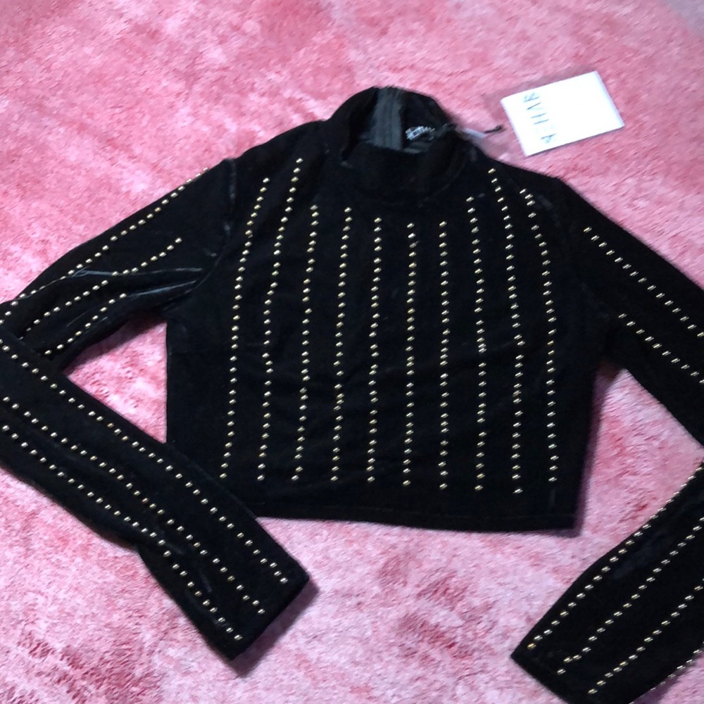 Velvety type short top studded